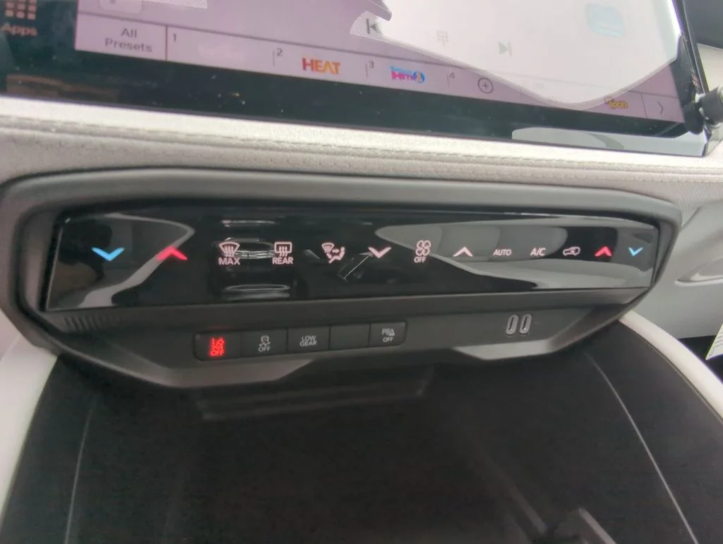 New 2026 Diamond Black Crystal Pearlcoat Jeep Laredo image 19