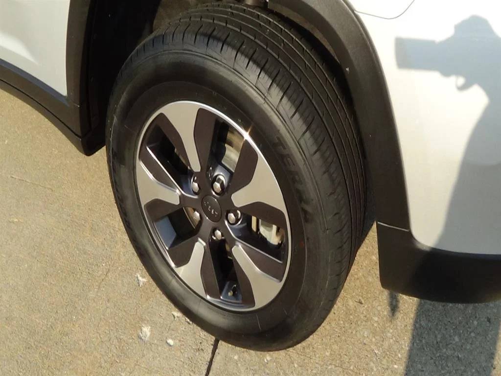 Used 2023 Silver Zynith Clear Coat (pse) Jeep 4xe image 9