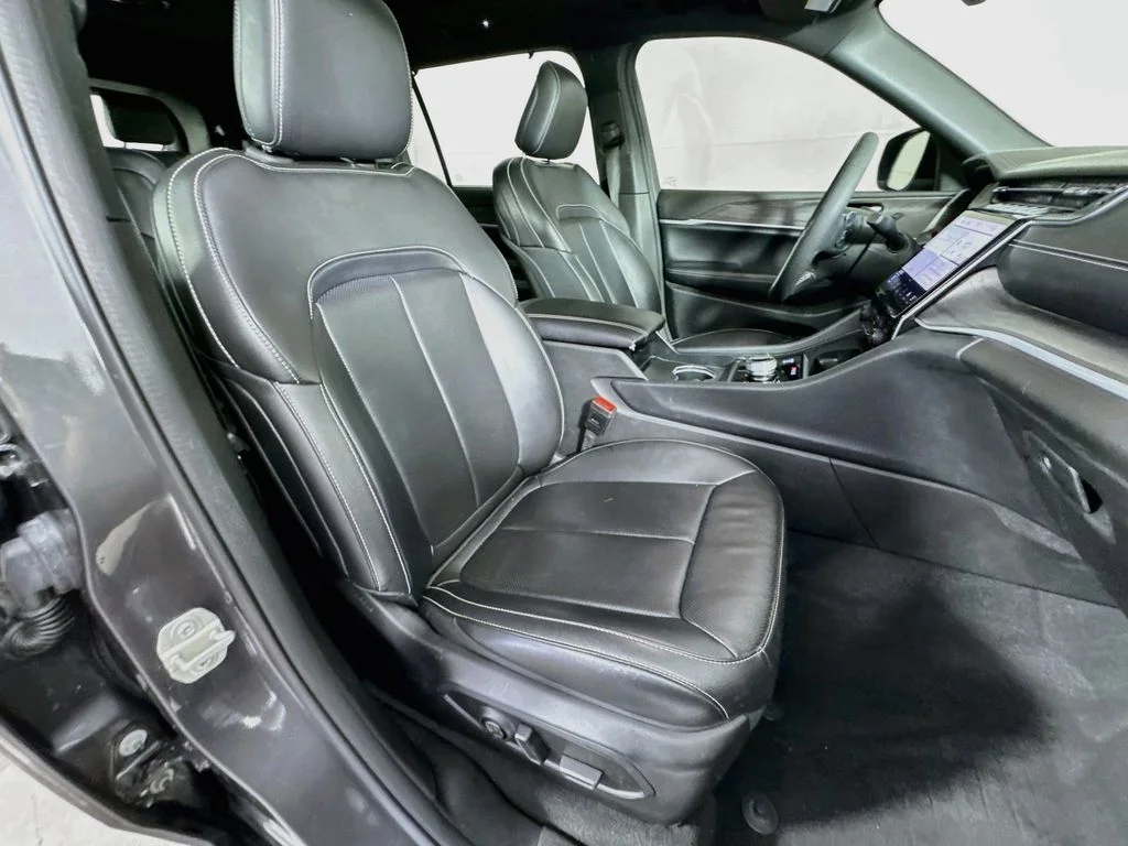Used 2024 Gray Jeep Limited image 39