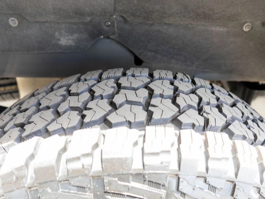 Used 2025 White GMC AT4 image 39