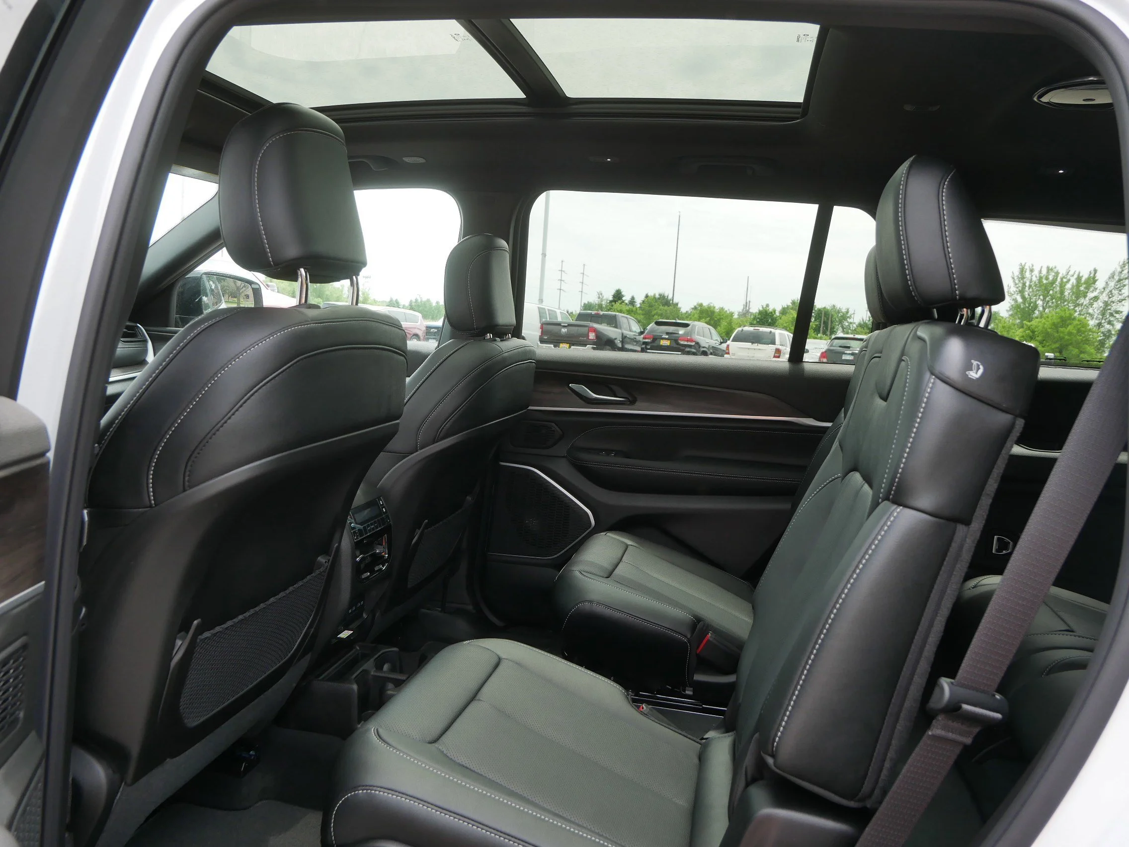 New 2026 Bright White Clear-Coat Exterior Paint Jeep Limited Reserve image 6