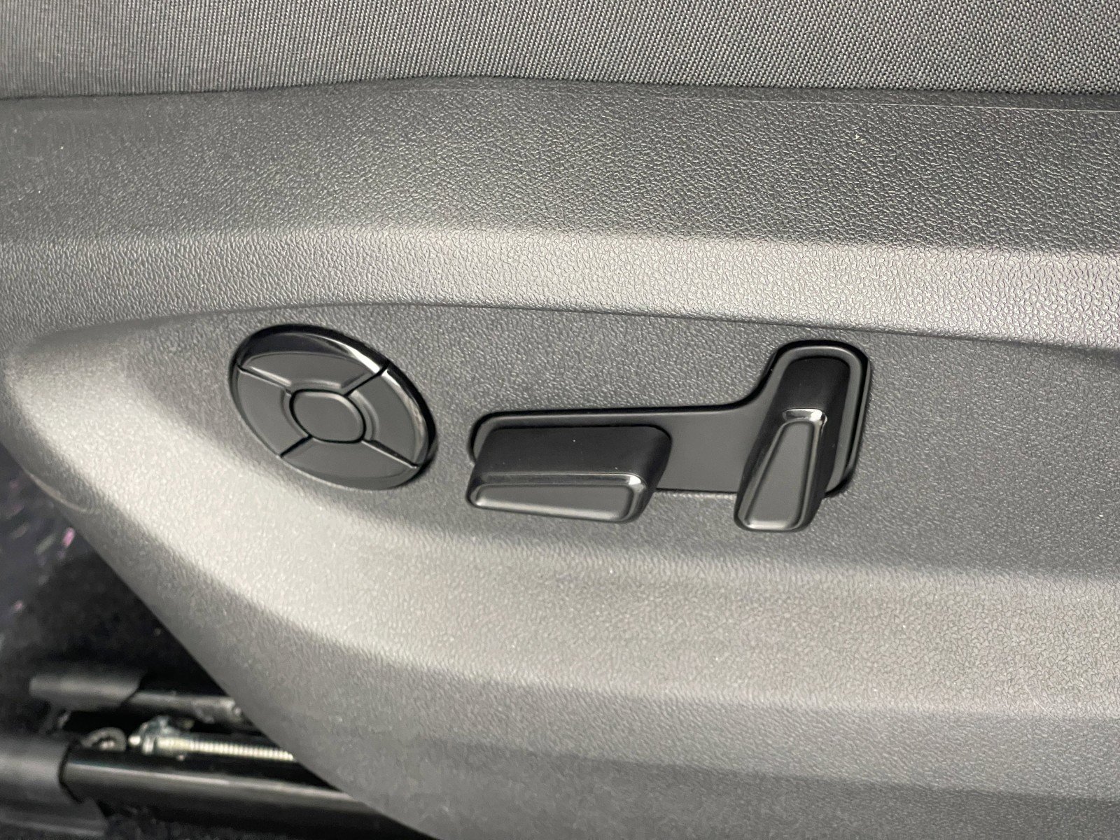 2025 Volkswagen Tiguan SE - Photo 19