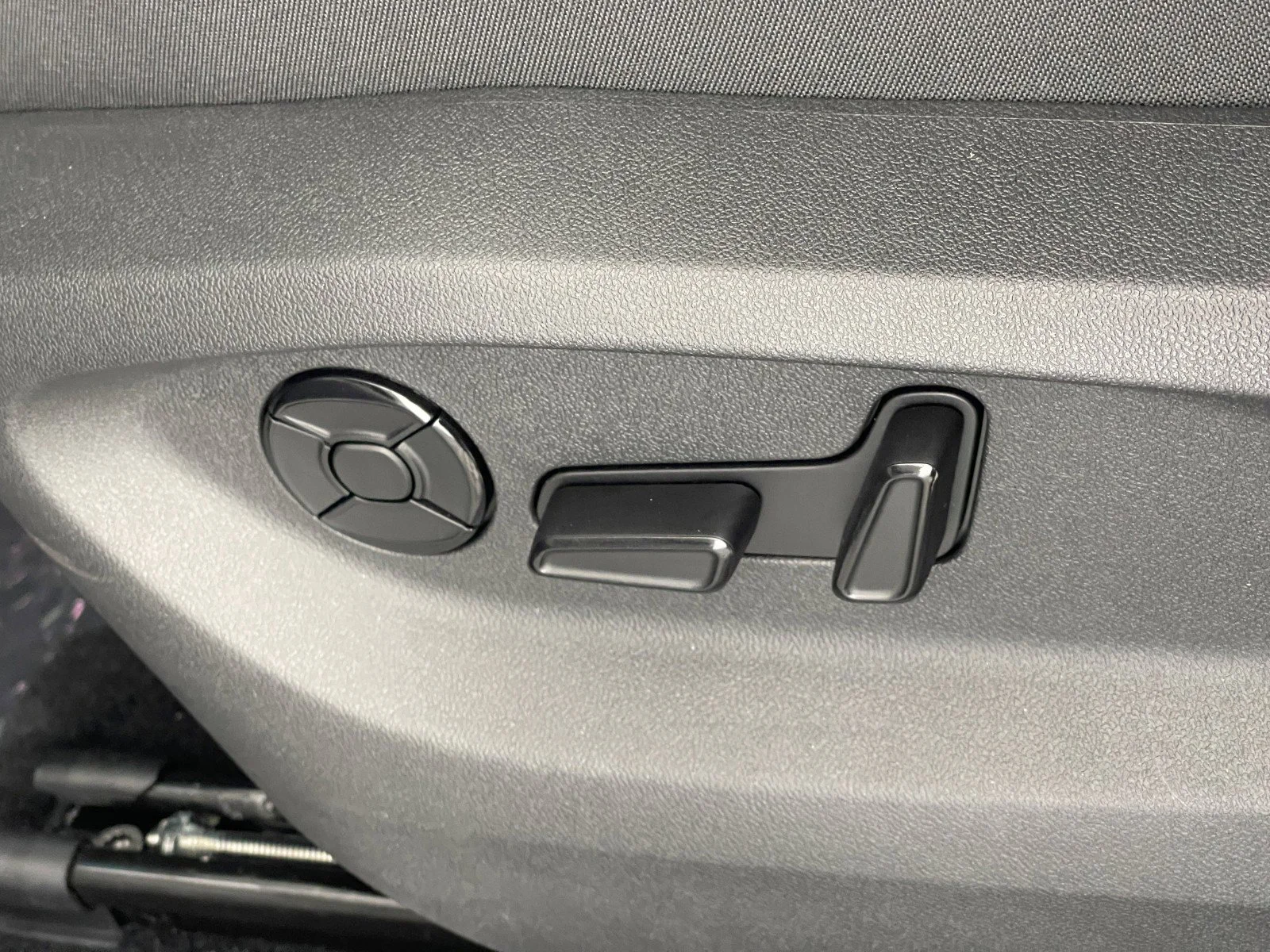 2025 Volkswagen Tiguan SE - Photo 19