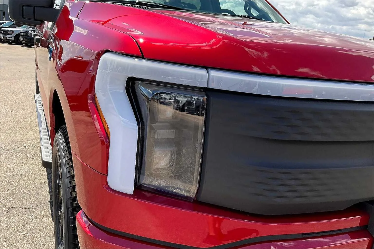 2025 Ford F-150 Lightning XLT - Photo 13