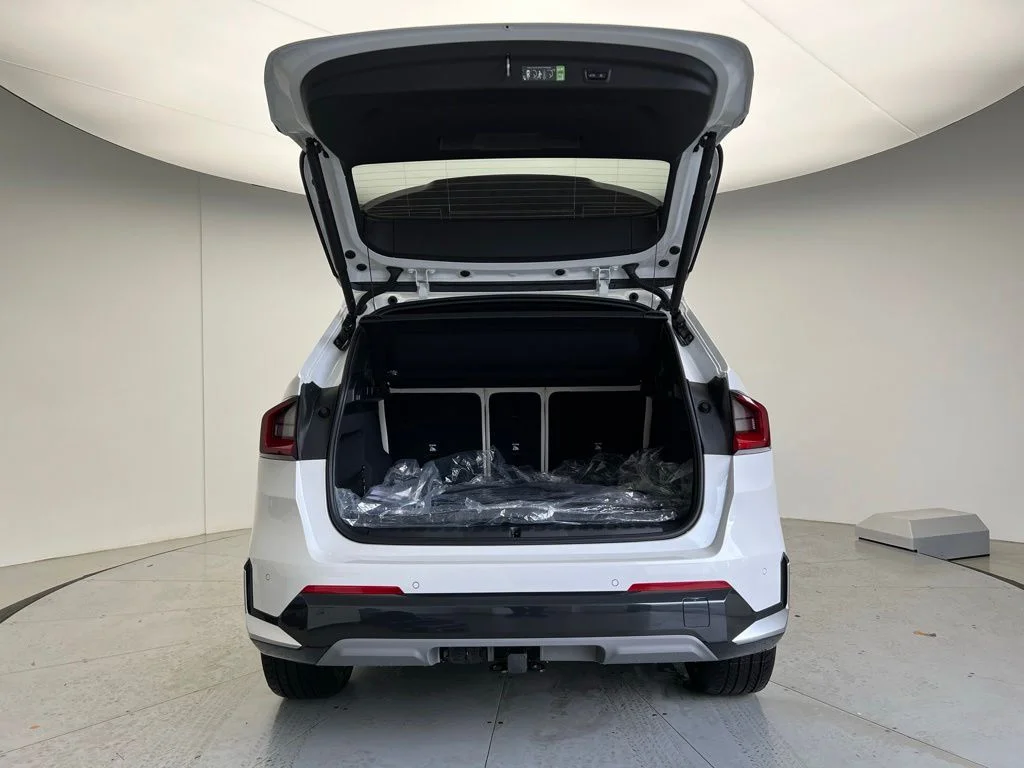 New 2026 Mineral White Metallic BMW xDrive28i image 5