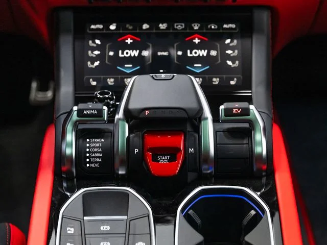 Used 2025 Black Lamborghini SE image 29
