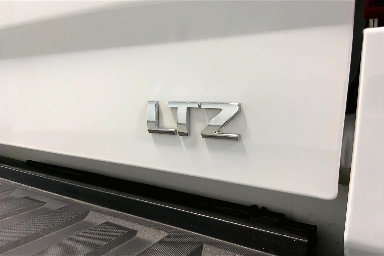 Used 2018 Summit White Chevrolet LTZ image 9