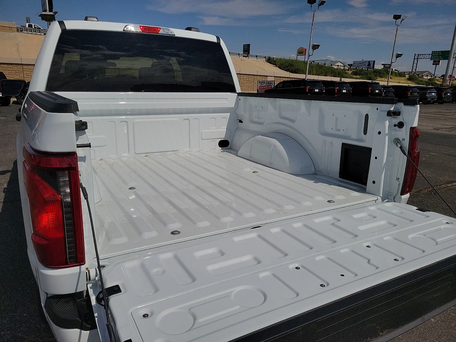 New 2026 Oxford White Ford XLT image 8