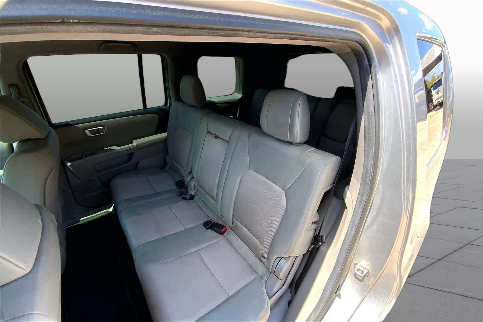Used 2013 Alabaster Silver Metallic Honda EX image 20