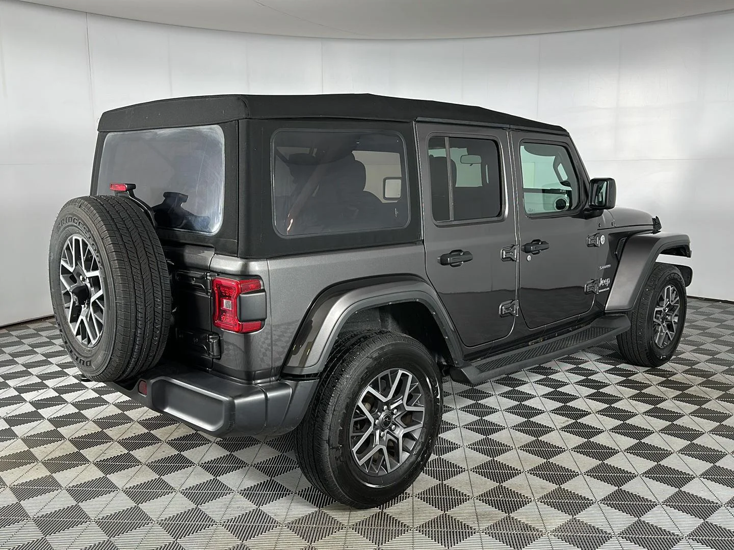 Used 2024 Granite Crystal Metallic Clearcoat Jeep Sahara image 29