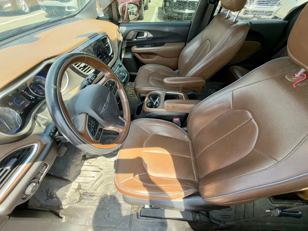 Used 2020 Red Chrysler Limited image 8