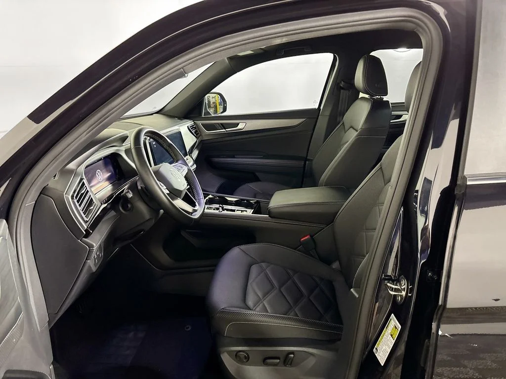 Used 2025 Black Volkswagen 2.0T SE w/Technology image 11
