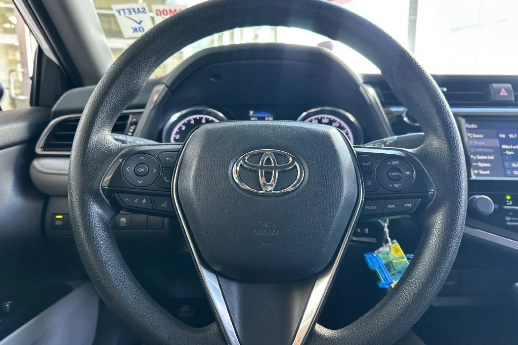 Used 2020 White Toyota LE image 21