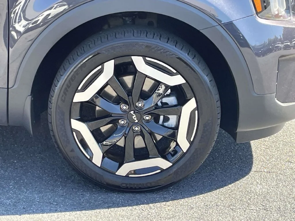 Used 2025  Kia S image 10