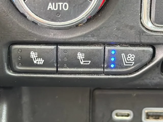 Used 2021 SUMMIT WHITE Chevrolet High Country image 31