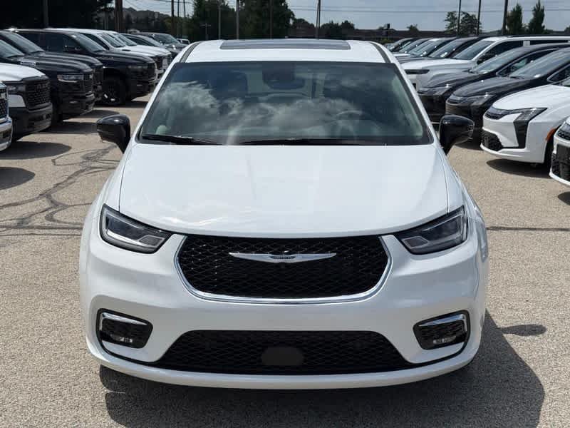 Used 2024 Bright White Clearcoat Chrysler Limited image 10