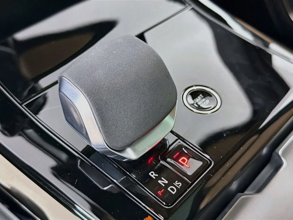 New 2026 Carpathian Grey Land Rover Dynamic SE image 17