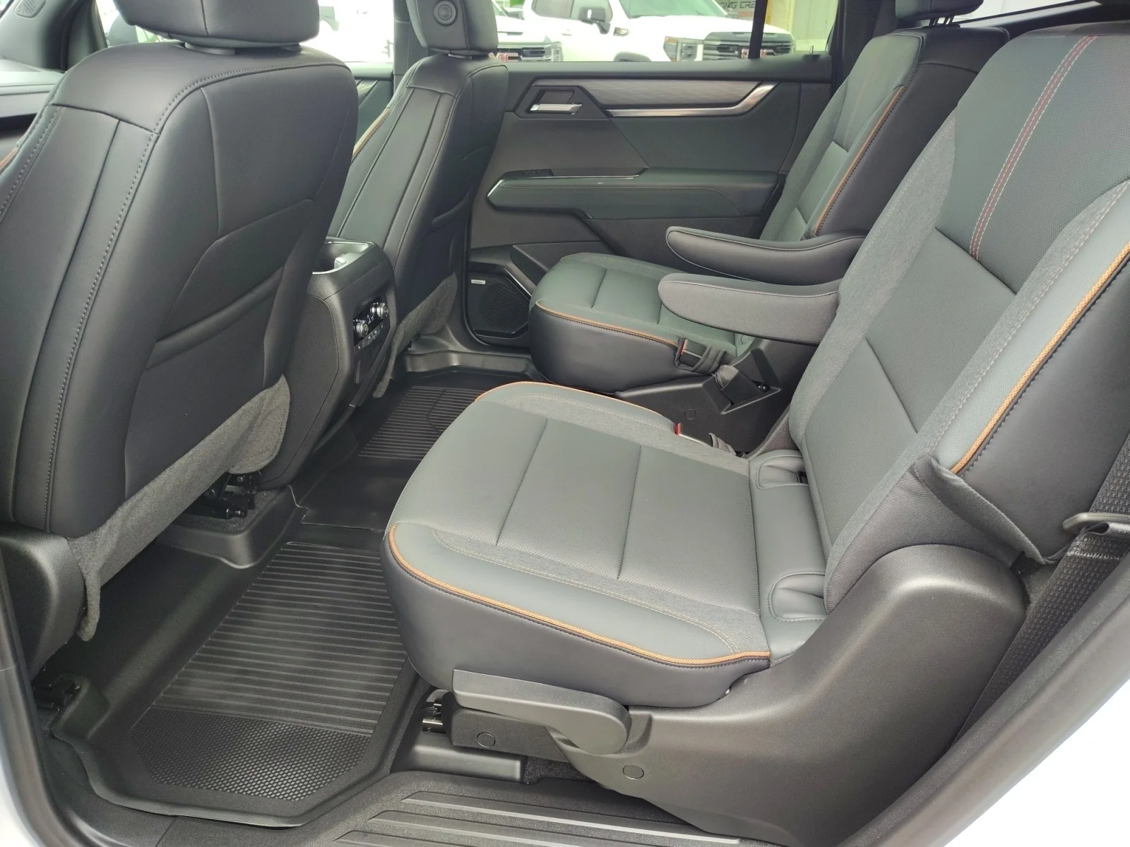 2026 GMC Acadia AT4 - Photo 8