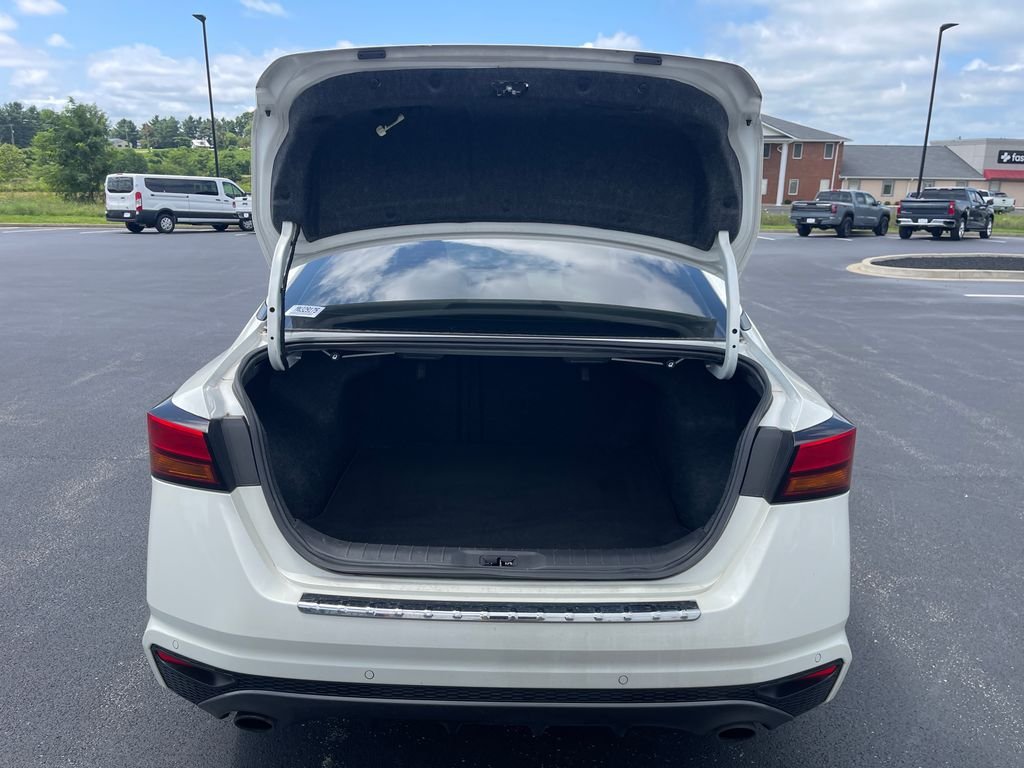 Used 2021 White Nissan 2.5 SR image 9