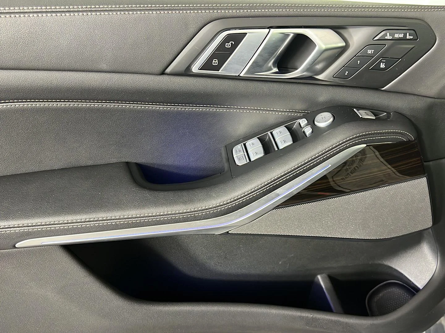 Used 2024 Skyscraper Grey Metallic BMW xDrive40i image 4