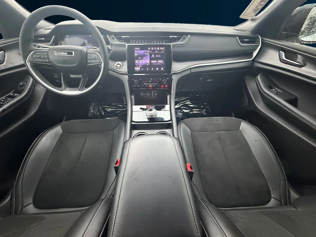 Used 2025 White Jeep Altitude image 12