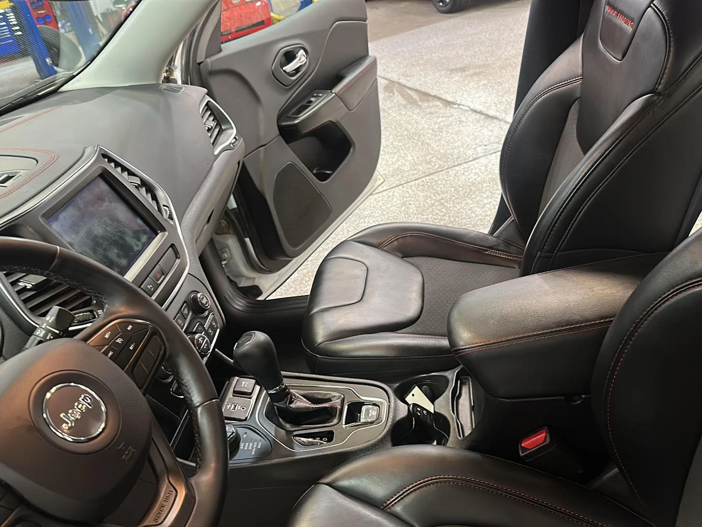 Used 2019 Bright White Clearcoat Jeep Trailhawk image 27