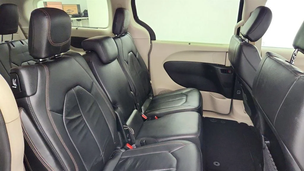 Used 2017 Granite Crystal Metallic Clearcoat Chrysler Touring-L 4dr Wagon 8-Seater w/ SafetyTec & Uconnect 8.4 image 22