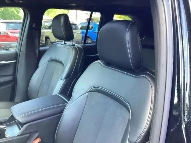 New 2026 Diamond Black Crystal Pearl-Coat Exterior Paint Jeep Laredo image 23