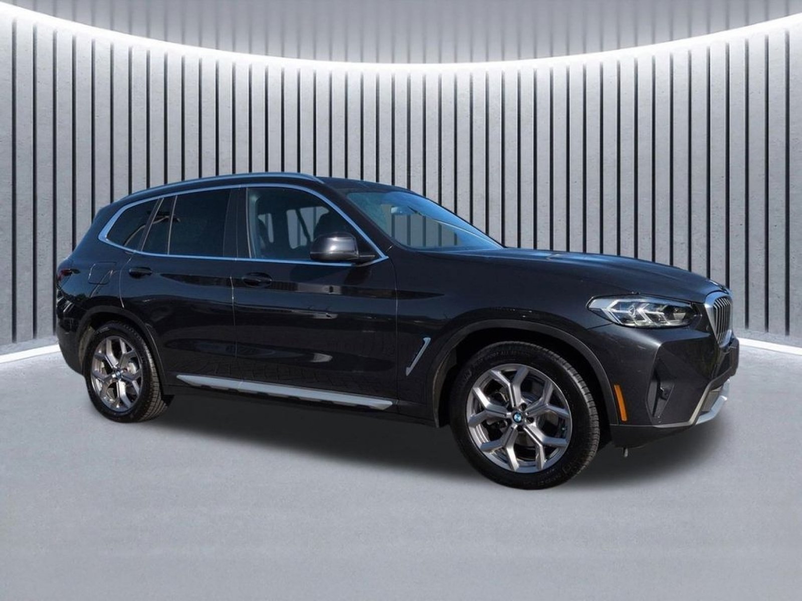 Used 2022 Dark Graphite BMW xDrive30i image 3