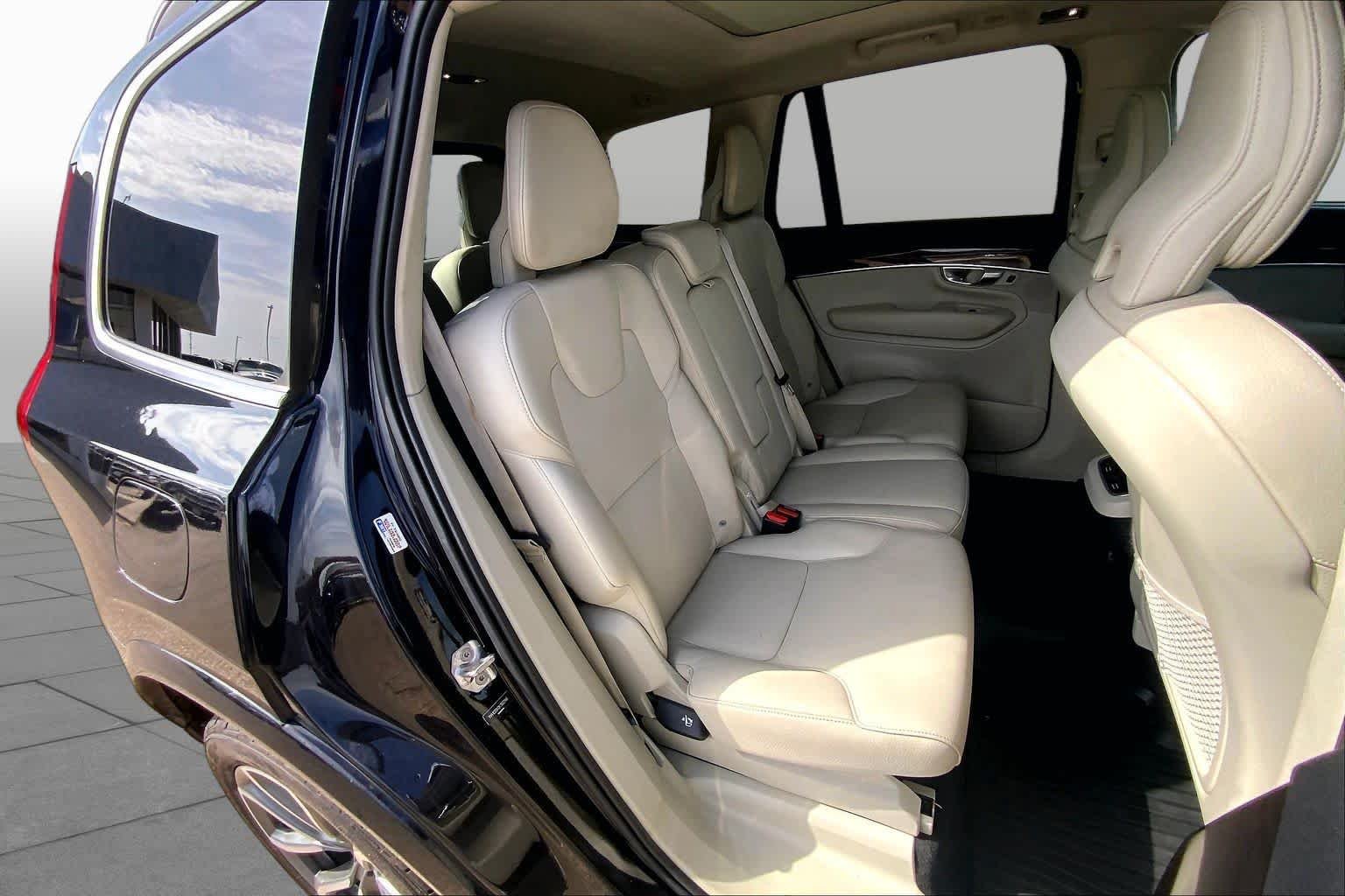 Used 2019 Onyx Black Metallic Volvo Momentum image 20
