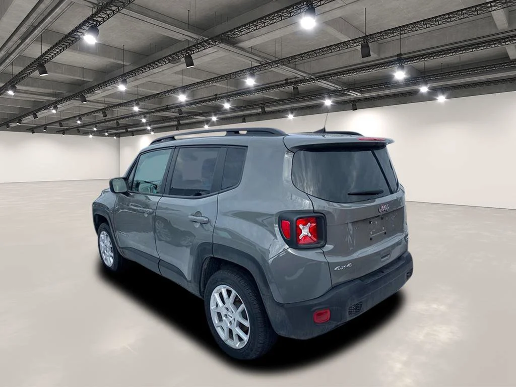 Used 2022 Sting-Gray Clearcoat Jeep Latitude image 3