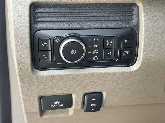 New 2026 Star White Metallic Tri-Coat Ford Platinum image 14