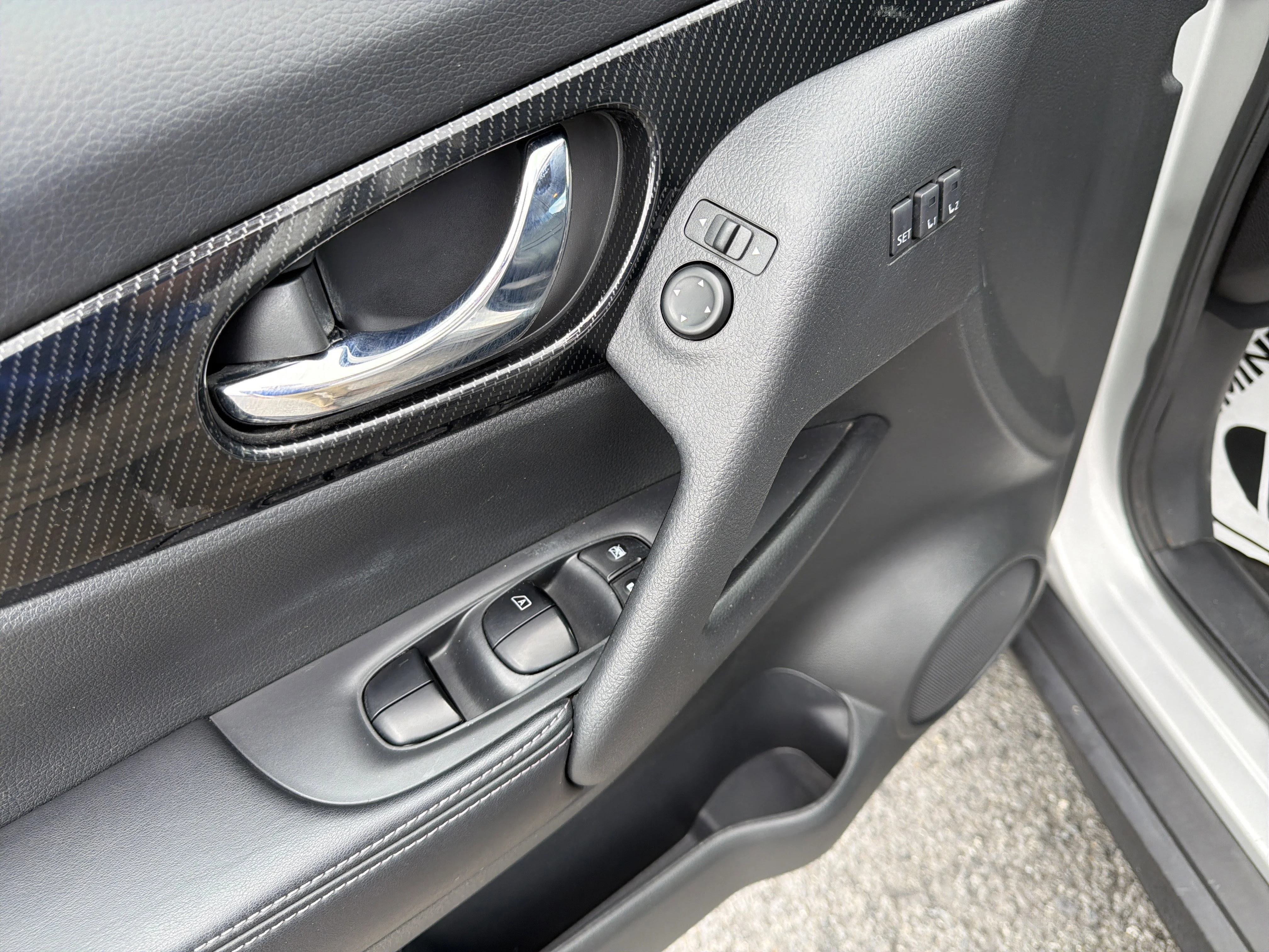 Used 2017 Brilliant Silver Nissan SL image 18