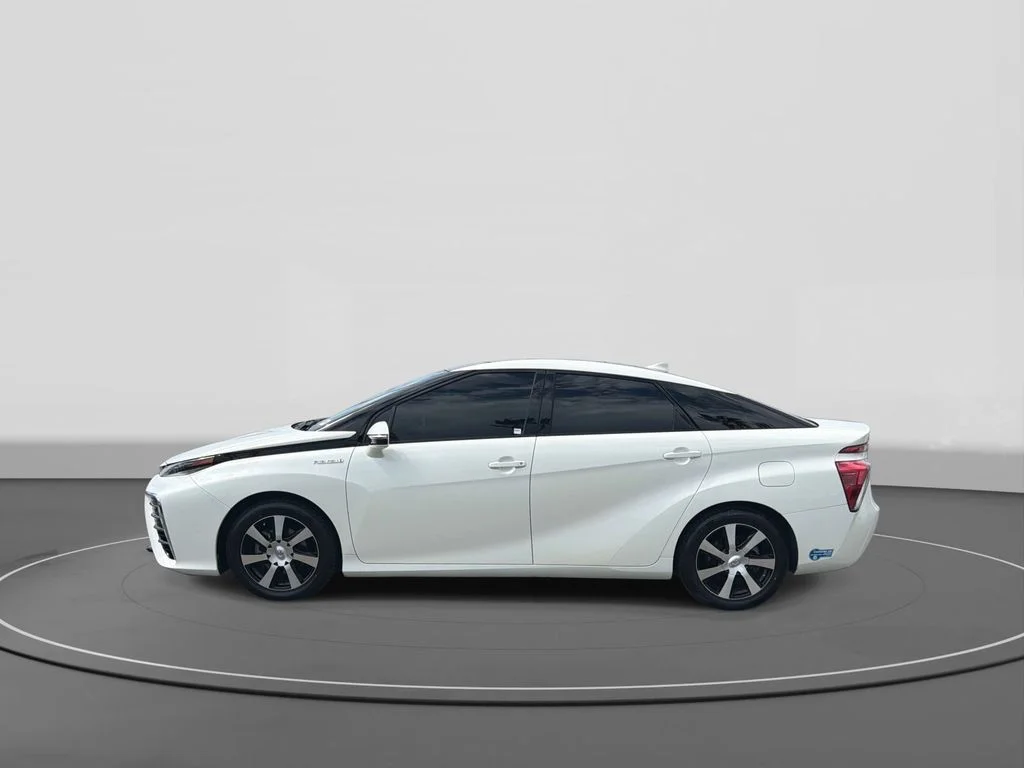 Used 2018 CRYSTAL WHITE Toyota Base image 3