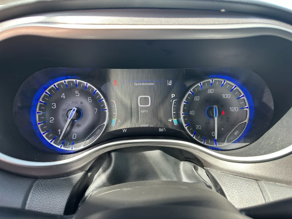 Used 2024 White Chrysler Touring L image 18
