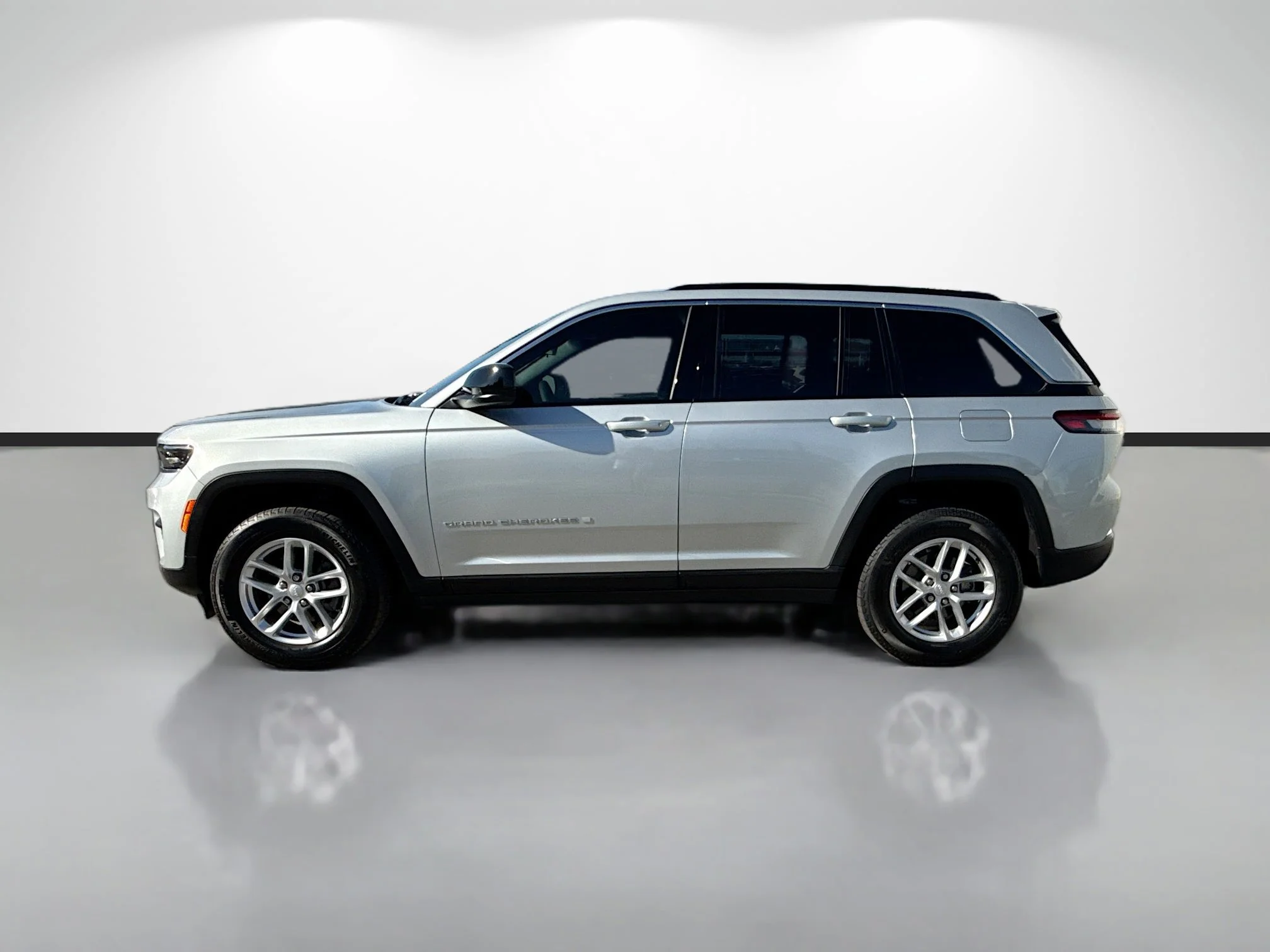 Used 2025 Silver Zynith Jeep Laredo X image 6