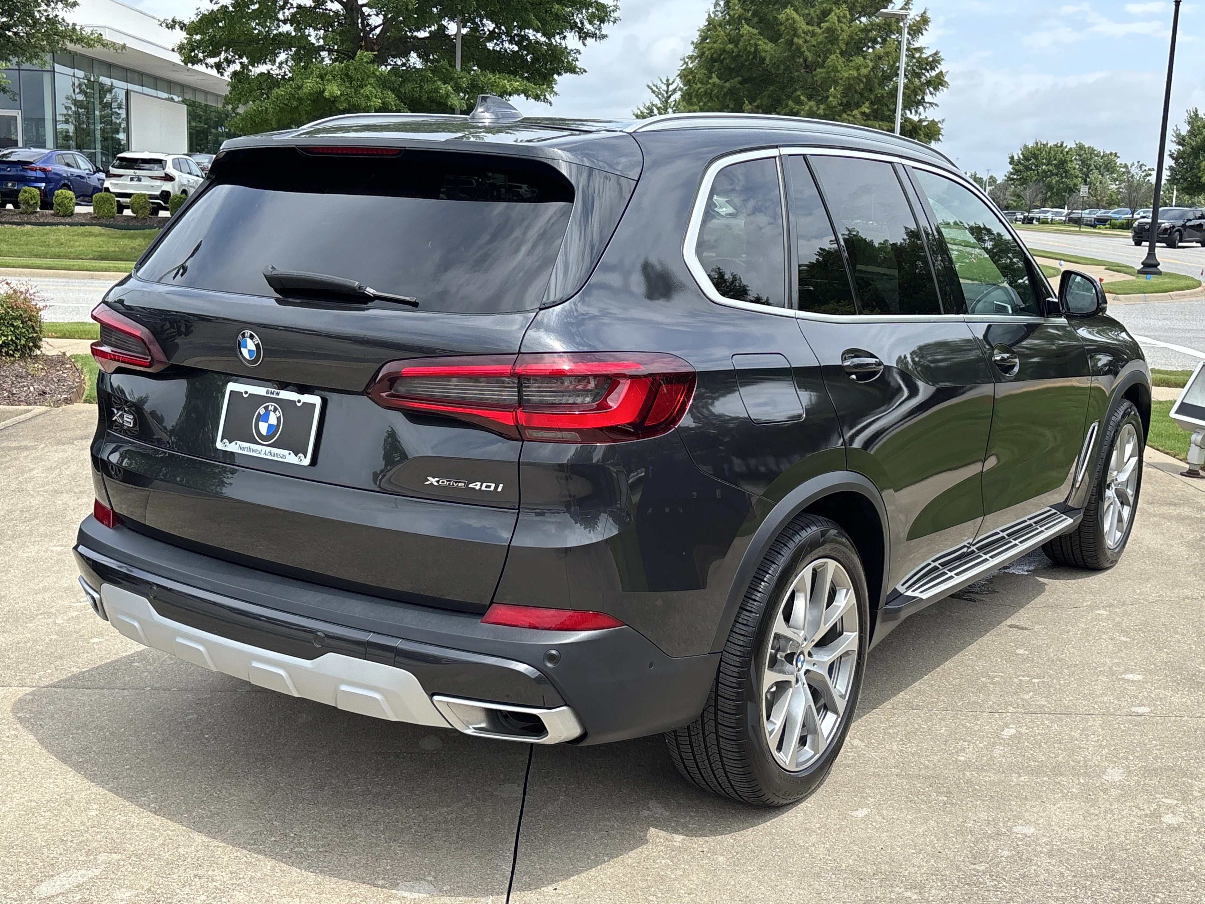 Used 2023 Dark Graphite Metallic BMW xDrive40i AWD image 3