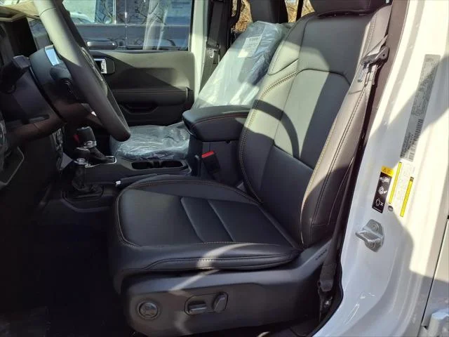 New 2026 Bright White Clear-Coat Exterior Paint Jeep Sahara image 4