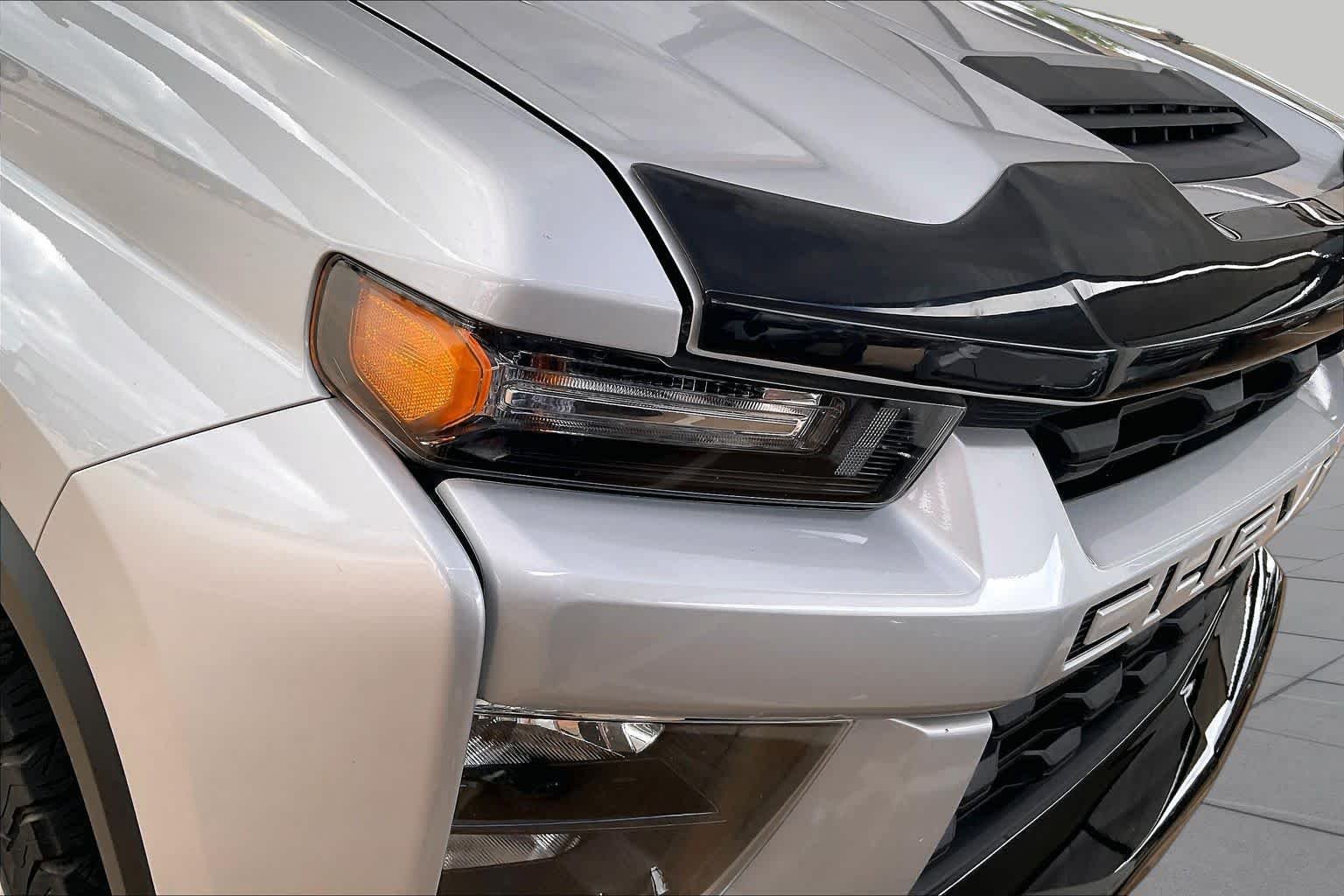 Used 2022 Silver Ice Metallic Chevrolet Custom image 26