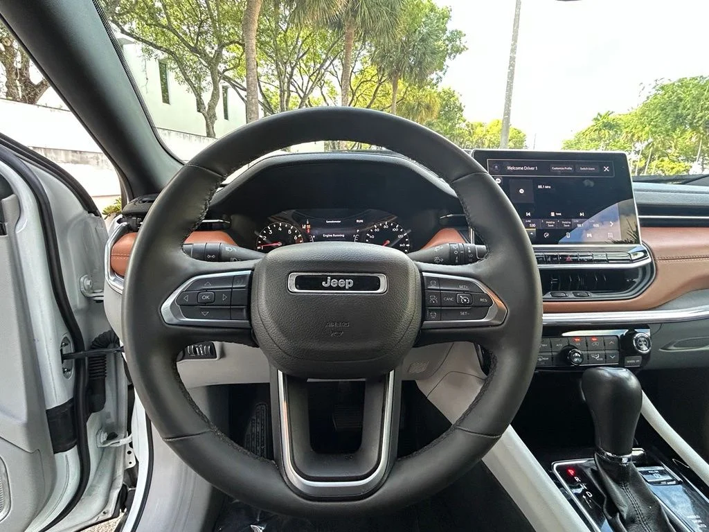 Used 2024 White/off-white Jeep Limited image 12