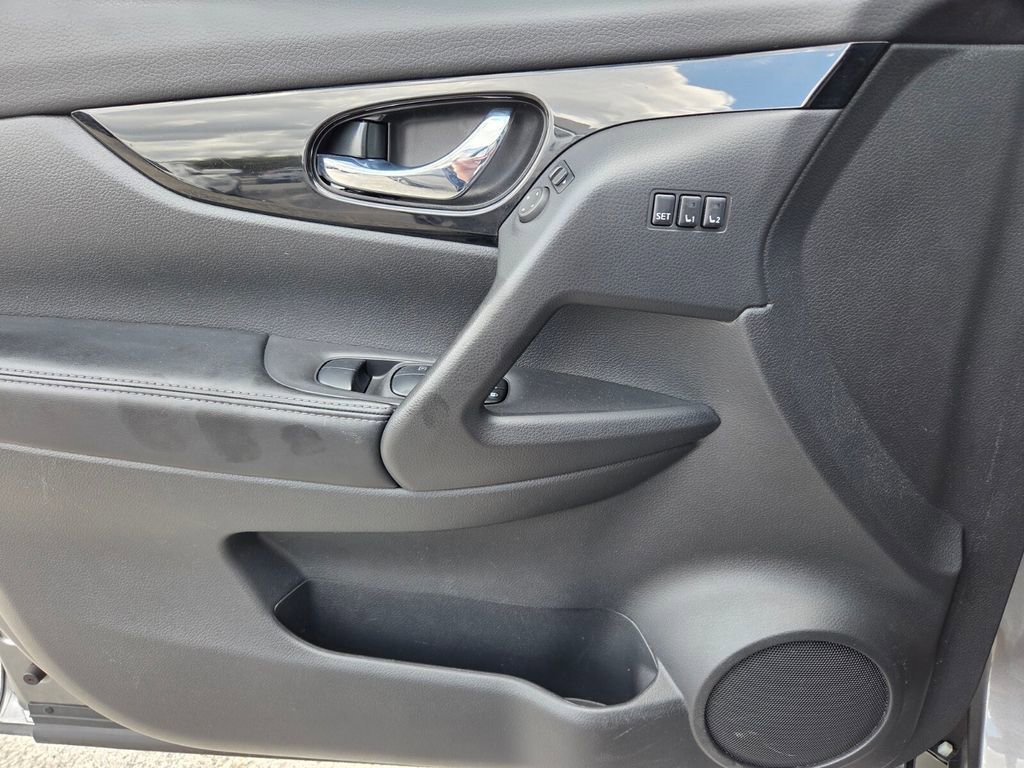 Used 2021 Gun Metallic Nissan SL image 23