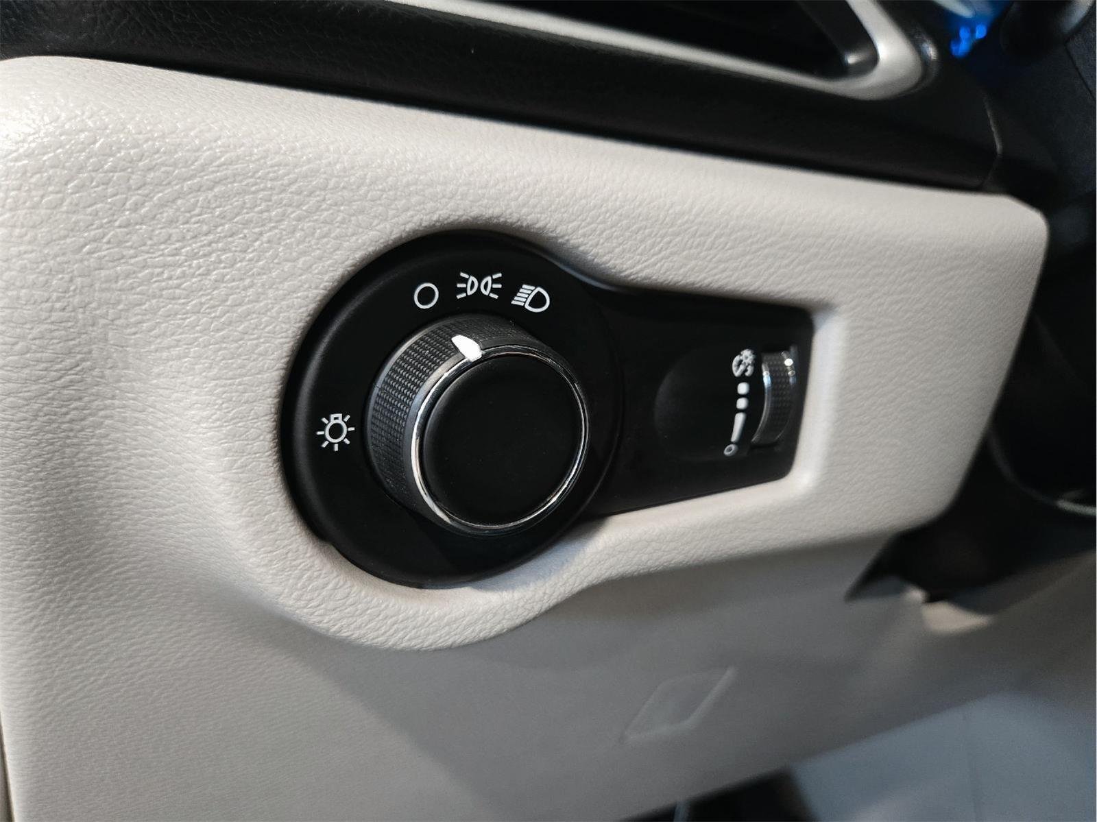 Used 2019 GRAY CHRYSLER L image 12
