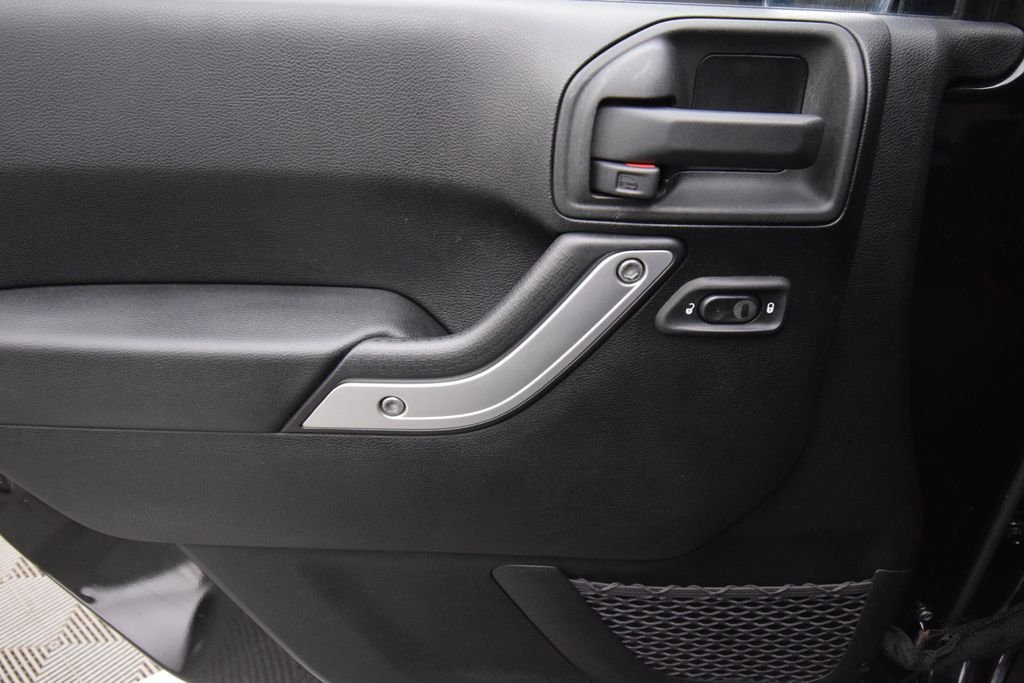 Used 2013 Black Jeep Sahara image 19