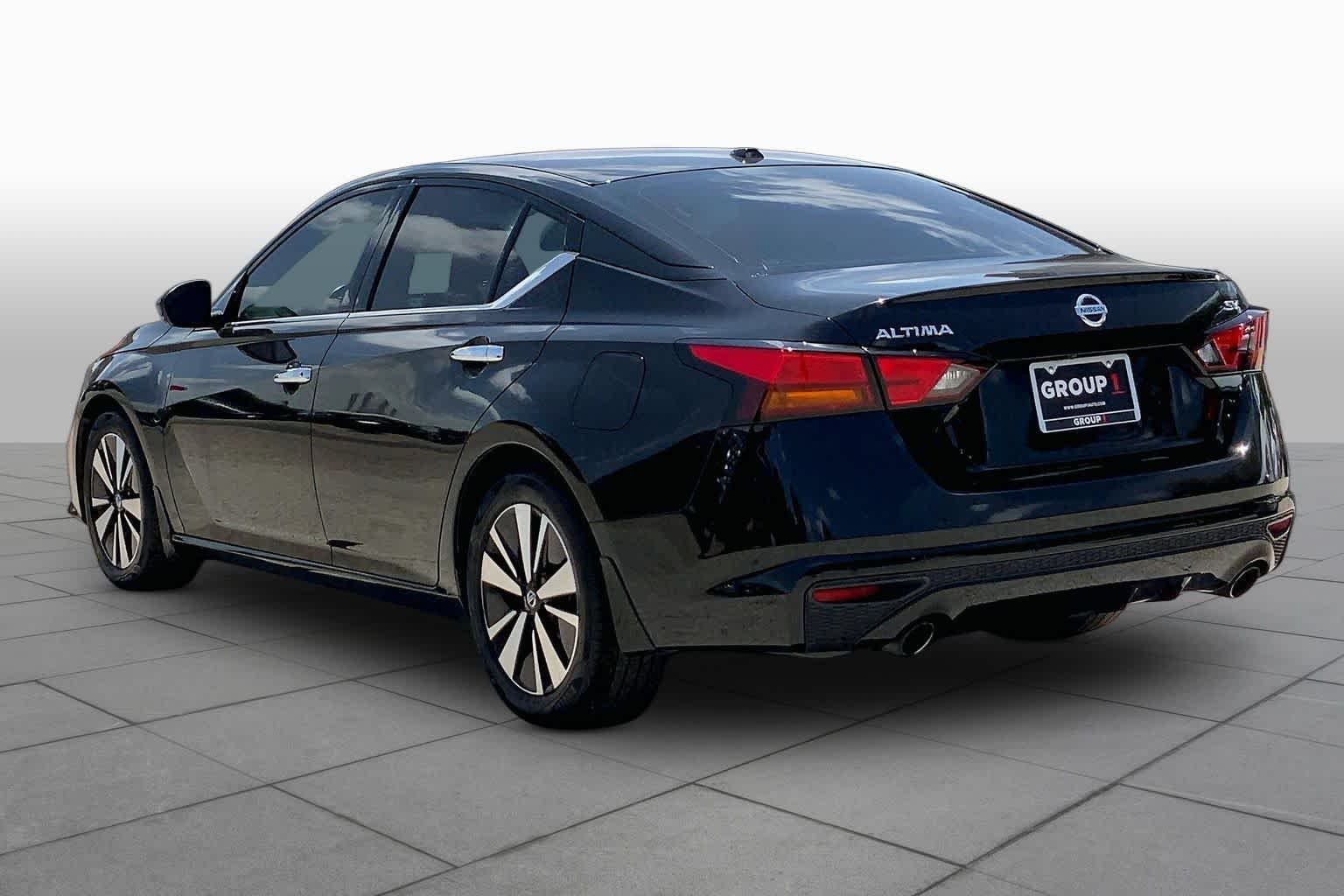 Used 2019 Super Black Nissan 2.5 SV image 12