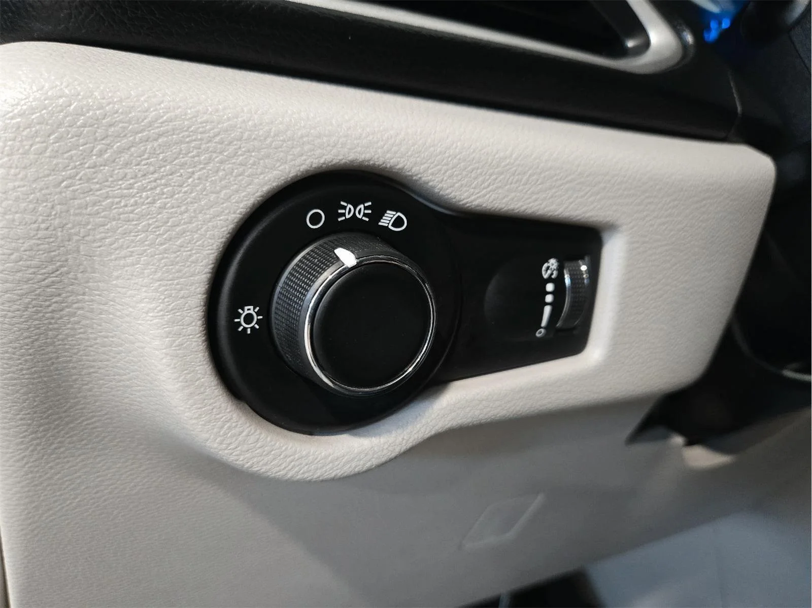 Used 2019 Granite Crystal Metallic Clearcoat Chrysler L image 12