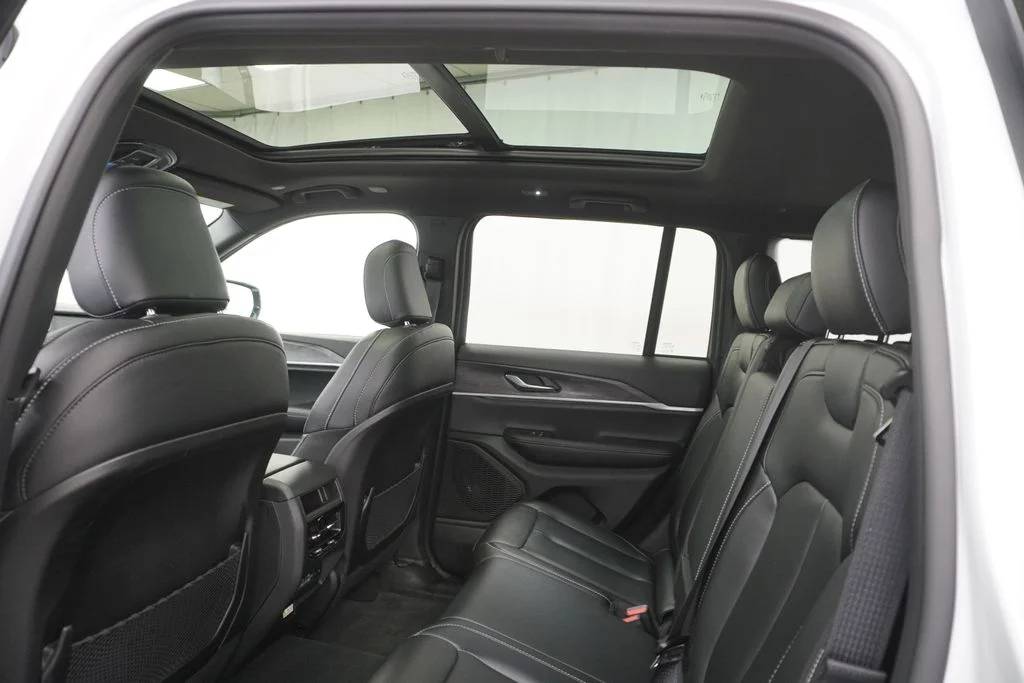 Used 2025 White Jeep Limited image 23