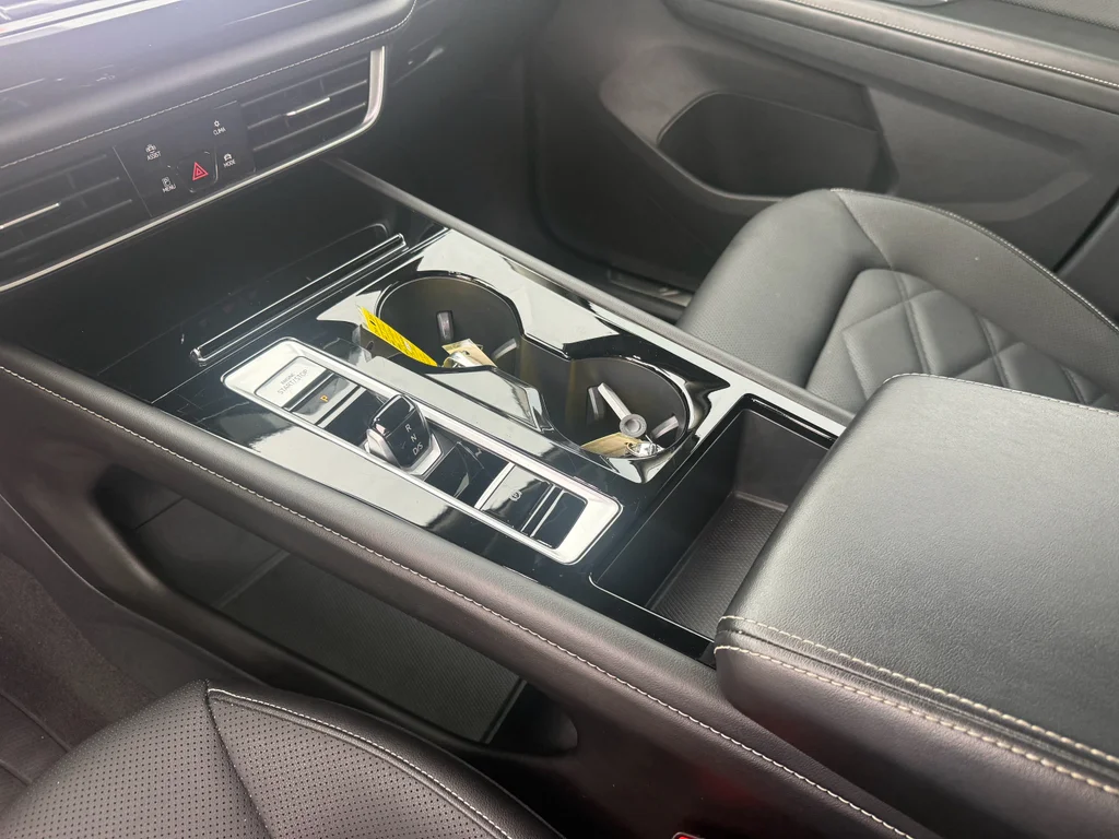 2025 Volkswagen Atlas SE w/Tech - Photo 17