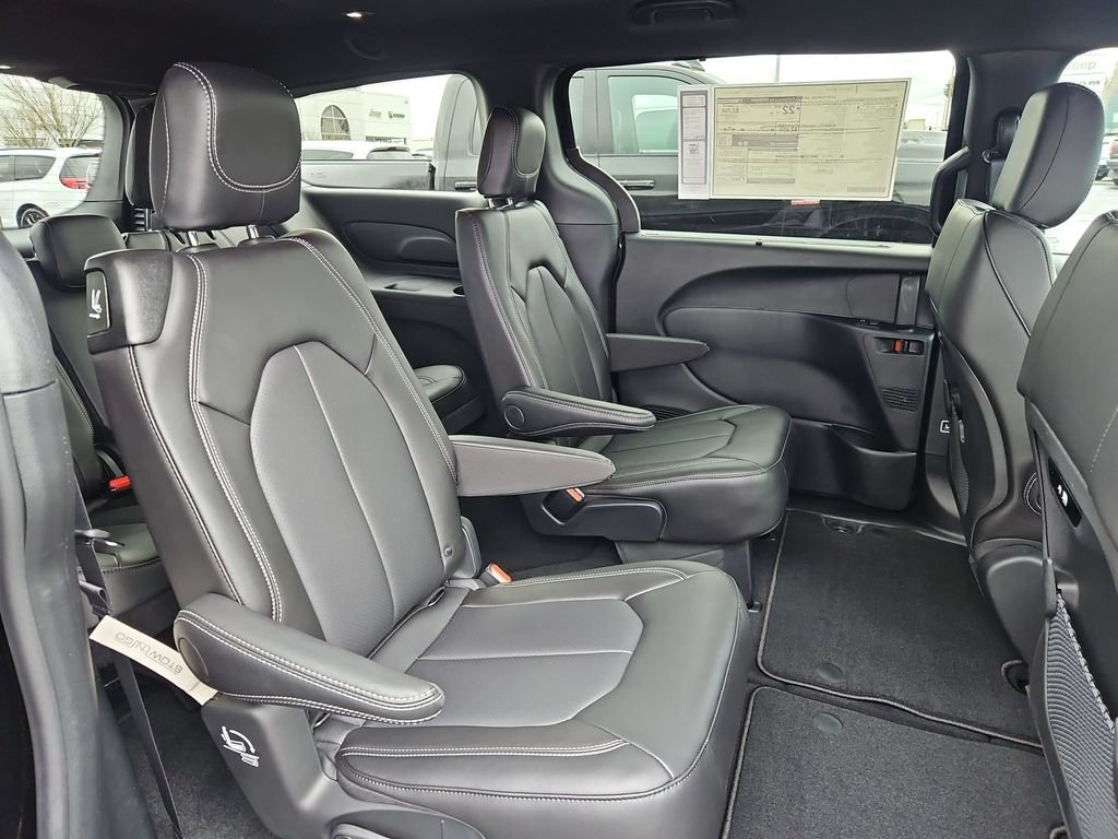 New 2026 Diamond Black Crystal Pearl-Coat Exterior Paint Chrysler Select image 18