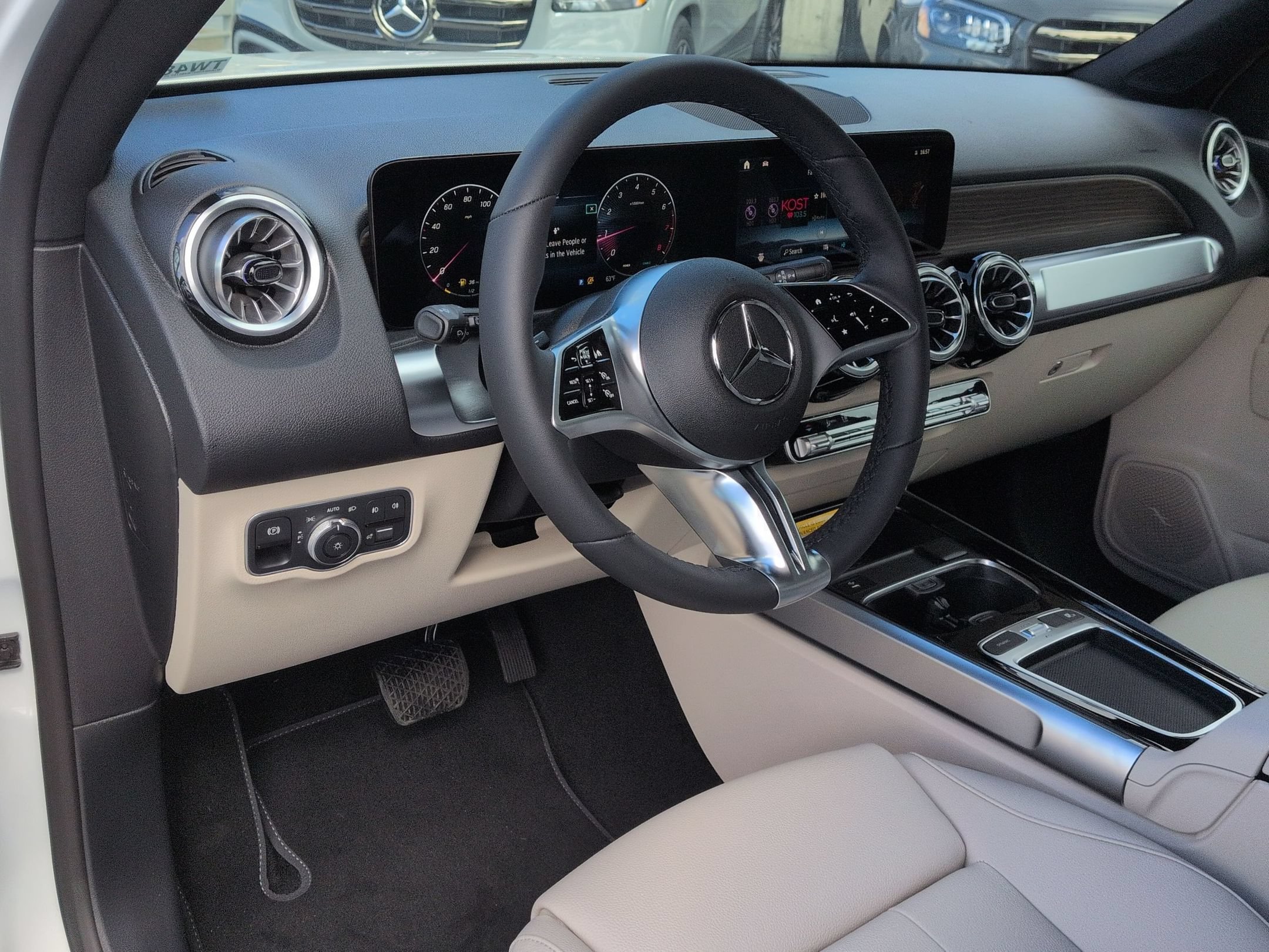New 2026 Polar White Mercedes-Benz GLB 250 image 45