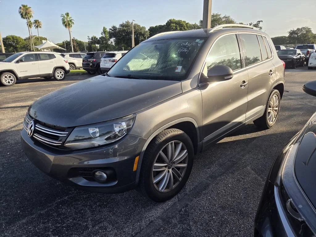 Used 2014 Pepper Gray Metallic Volkswagen SE image 3